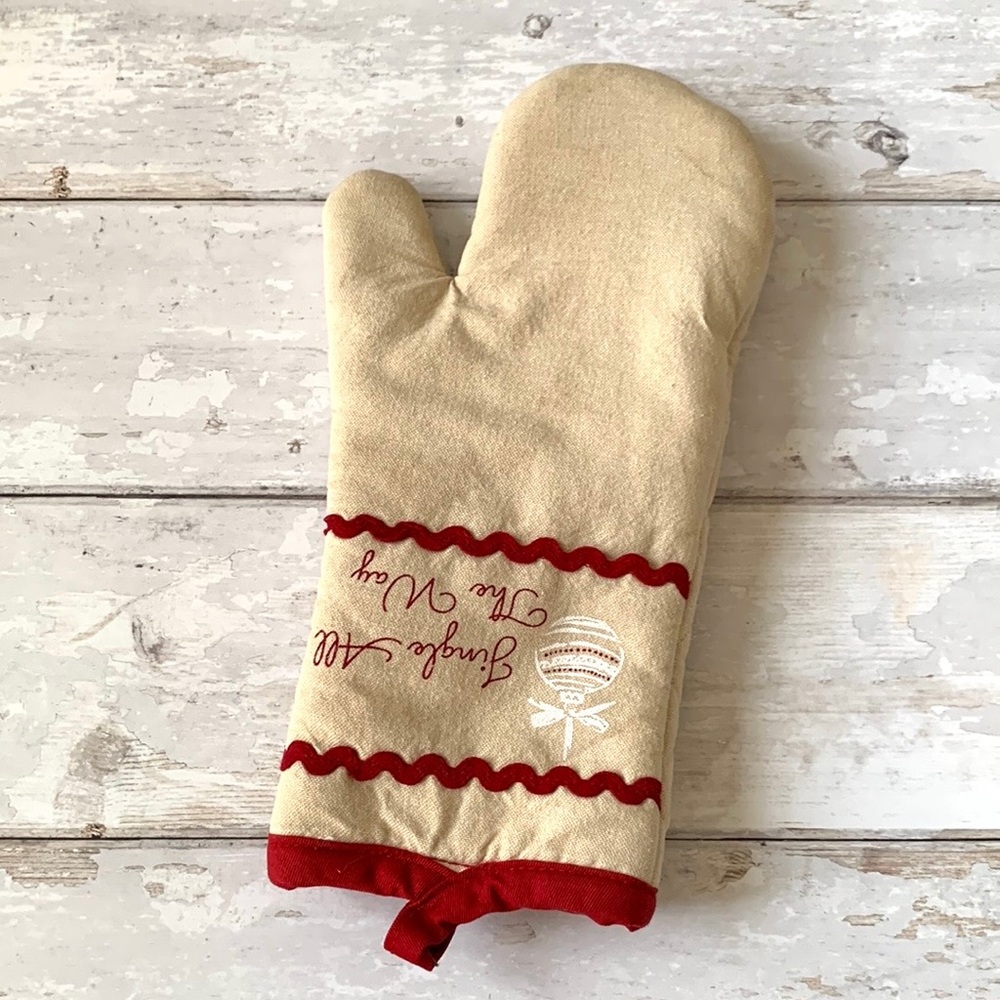 Christmas Holiday Oven Mitt NEW Red Beige Jingle All The Way OS